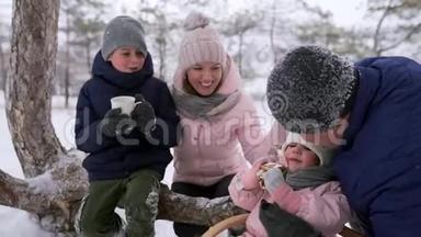 男孩<strong>喝茶</strong>，女孩吃圣诞姜饼穿着连衣裙后，雪天雪橇。 兄弟姐妹<strong>冬天</strong>